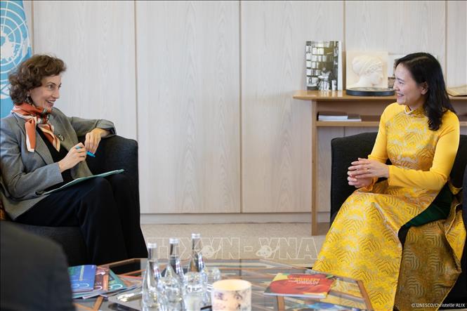 Tổng Giám đốc UNESCO Audrey Azoulay (trái) tiếp Đại sứ, Đại diện thường trực Việt Nam bên cạnh UNESCO Nguyễn Thị Vân Anh đến trình Thư Uỷ nhiệm của Chủ tịch nước. Ảnh :TTXVN phát