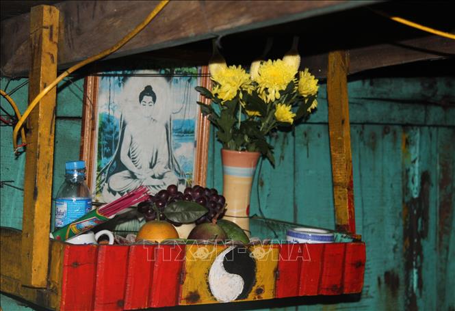 Nghi thức “cúng thuyền” trong khoang lái của một phương tiện đánh bắt hải sản của ngư dân xóm Quyết Thắng, xã Diễn Bích, huyện Diễn Châu. Ảnh: Xuân Tiến - TTXVN 