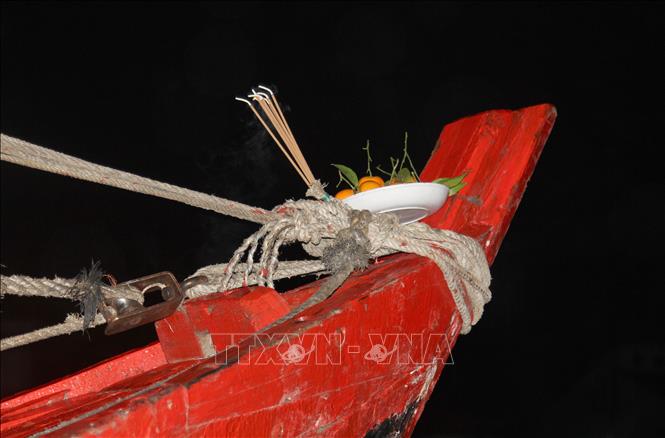 Trái cây đựng đầy trong đĩa sứ, đặt trên mũi thuyền thể hiện sự thành tâm, tấm lòng rộng lượng của chủ thuyền trong lễ cúng thuyền. Ảnh: Xuân Tiến - TTXVN 