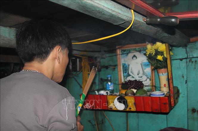 Ngư dân thực hiện nghi thức 