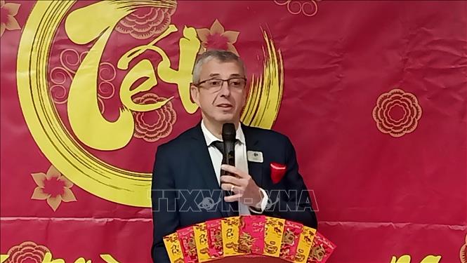 Ông Franck Kenner, Giám đốc điều hành hệ thống đại siêu thị Carrefour Pháp, phát biểu tại Lễ khai trương Tuần lễ hàng Việt Nam tết Giáp thin 2024. Ảnh: Nguyễn Tuyên - PV TTXVN tại Pháp