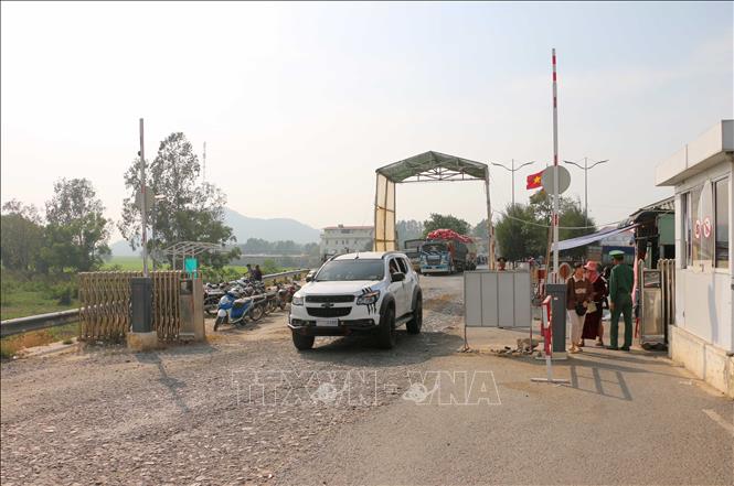 Phương tiện chở hành khách đến làm thủ tục nhập cảnh tại Trạm kiểm soát Biên phòng Cửa khẩu Quốc tế Tịnh Biên để thăn người thân. Ảnh: Công Mạo-TTXVN