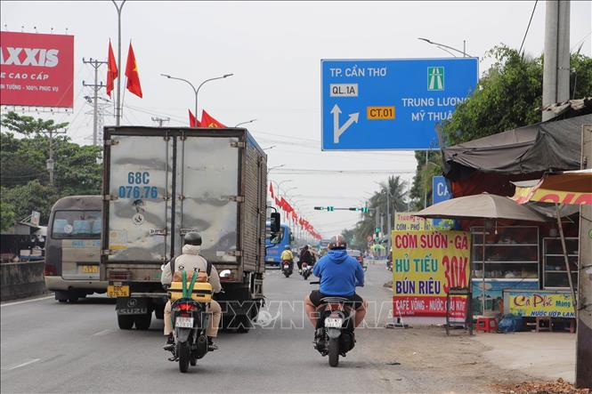Phương tiện lưu thông về miền Tây trên Quốc lộ 1 qua thị xã Cai Lậy. Ảnh: Minh Trí - TTXVN