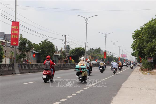 Phương tiện lưu thông về miền Tây trên Quốc lộ 1 qua thị xã Cai Lậy. Ảnh: Minh Trí - TTXVN