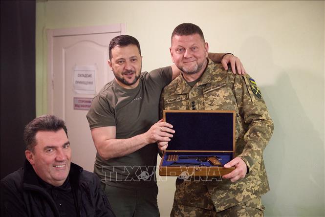 (Tư liệu) Tổng thống Ukraine Volodymyr Zelensky (giữa) trao thưởng cho Tổng tư lệnh các lực lượng vũ trang Valery Zaluzhny (phải) ngày 27/7/2023. Ảnh: AFP/TTXVN
