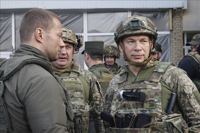 (Tư liệu) Ông Oleksandr Syrsky (phải), khi giữ chức Tư lệnh lực lượng mặt đất Ukraine, ngày 4/10/2022. Ảnh: AFP/TTXVN