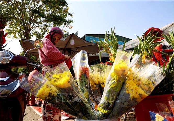 Người dân Đạ Tẻh mua hoa trong ngày 30 Tết Giáp Thìn 2024. Ảnh: Hồng Đạt - TTXVN
