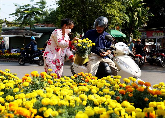Người dân Đạ Tẻh mua hoa trong ngày 30 Tết Giáp Thìn 2024. Ảnh: Hồng Đạt - TTXVN
