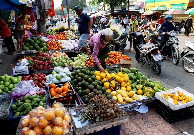 Đủ loại trái cây được bán ở chợ Tết Đạ Tẻh ngày 30 Tết Giáp Thìn 2024. Ảnh: Hồng Đạt - TTXVN
