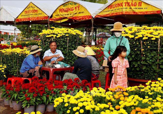 Một góc chợ hoa Tết ở Đạ Tẻh ngày 30 Tết Giáp Thìn 2024. Ảnh: Hồng Đạt - TTXVN
