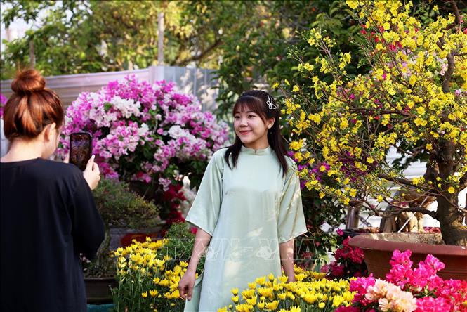 Người dân check-in chợ hoa Tết ở Đạ Tẻh ngày 30 Tết Giáp Thìn 2024. Ảnh: Hồng Đạt - TTXVN
