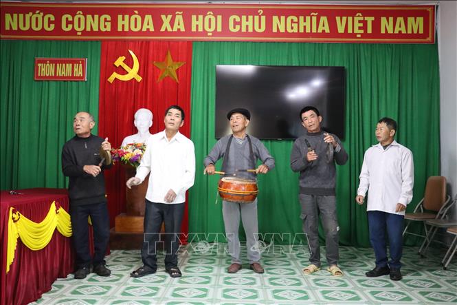 Các thành viên trong câu lạc bộ hát Sắc bùa thôn Nam Hà tập luyện để chuẩn bị đi hát chúc Tết các gia đình trong thôn sau đêm Giao thừa. Ảnh: Hoàng Ngà - TTXVN