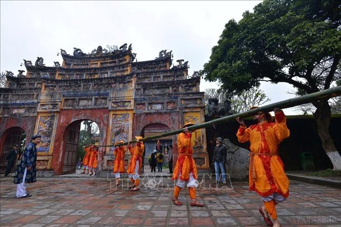 Theo kinh nghiệm dân gian, những cây tre già, cao, to, thẳng, có ngọn và còn lá tươi thường được chọn dựng nêu. Ảnh: Quốc Việt - TTXVN