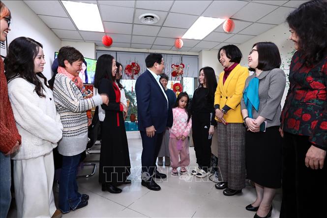 Thủ tướng Phạm Minh Chính kiểm tra công tác trực thông tin tại Ban biên tập Tin Thế giới. Ảnh: Huy Hùng - TTXVN