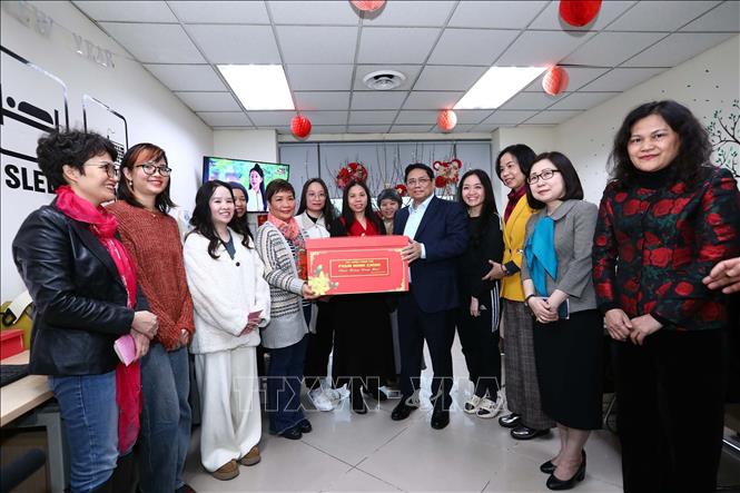 Thủ tướng Phạm Minh Chính tặng quà Tết phóng viên, biên tập viên Ban biên tập Tin thế giới. Ảnh: Huy Hùng - TTXVN