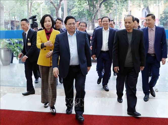 Thủ tướng Phạm Minh Chính đến thăm, kiểm tra công tác trực thông tin và chúc Tết tại TTXVN. Ảnh: Phạm Kiên - TTXVN