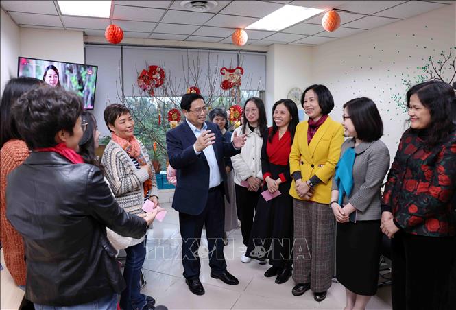 Thủ tướng Phạm Minh Chính động viên, chúc mừng năm mới phóng viên, biên tập viên Ban biên tập tin Thế giới. Ảnh: Phạm Kiên - TTXVN