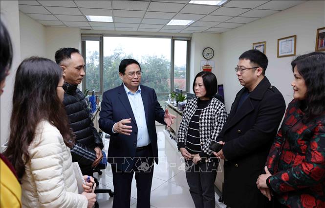 Thủ tướng Phạm Minh Chính động viên, chúc mừng năm mới phóng viên, biên tập viên Ban biên tập Tin trong nước. Ảnh: Phạm Kiên - TTXVN