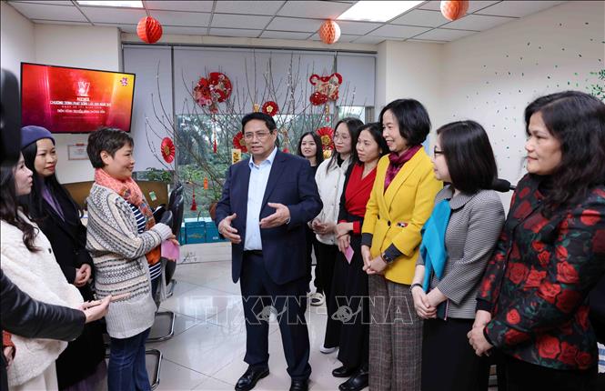 Thủ tướng Phạm Minh Chính động viên, chúc mừng năm mới phóng viên, biên tập viên Ban biên tập Tin thế giới. Ảnh: Phạm Kiên - TTXVN