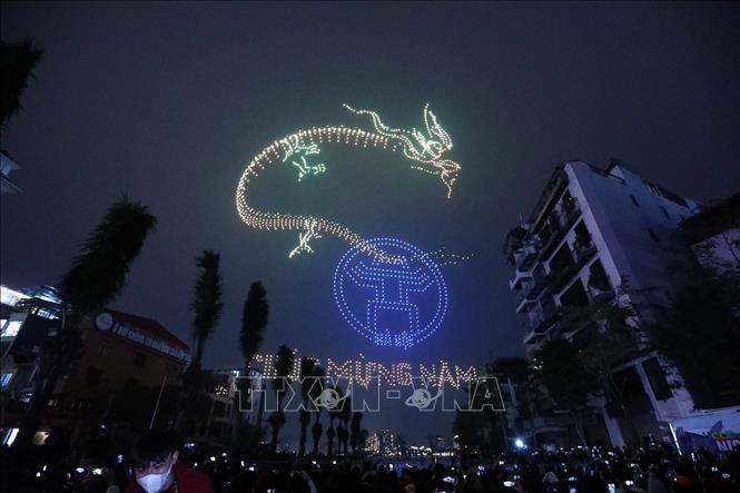 The show celebrates the Year of Dragon. VNA Photo: Huy Hùng 