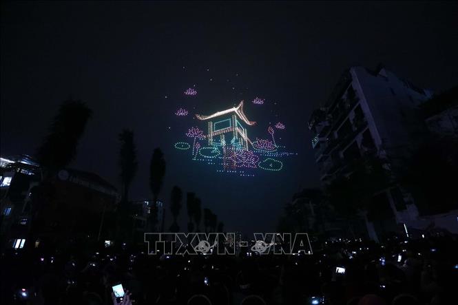 The drones form different images and words highlighting the capital’s attractive destinations as well as celebrating the coming Lunar New Year. VNA Photo: Huy Hùng 