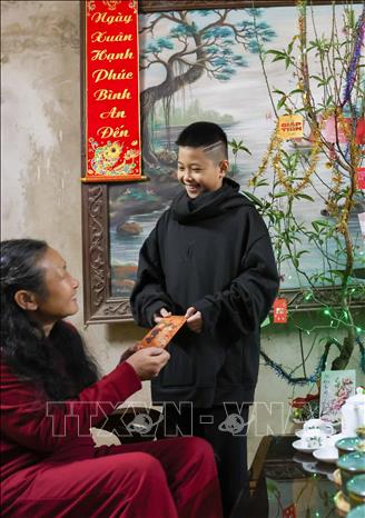 Trẻ em mừng vui trong năm mới, được ông bà mừng tuổi cùng với những lời chúc chăm ngoan, học giỏi. Ảnh: Thanh Tùng - TTXVN 
