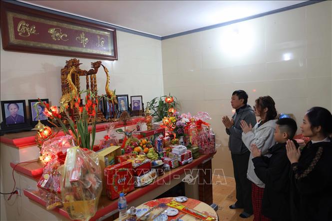 Sau khoảnh khắc giao thừa, bước sang năm mới, con cháu thắp hương thành kính mong tổ tiên phù hộ. Ảnh: Thanh Tùng - TTXVN 