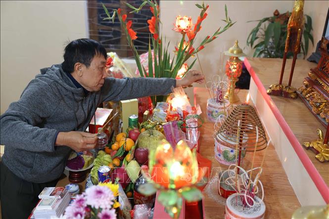 Sau khoảnh khắc giao thừa, bước sang năm mới, con cháu thắp hương thành kính mong tổ tiên phù hộ. Ảnh: Thanh Tùng - TTXVN 