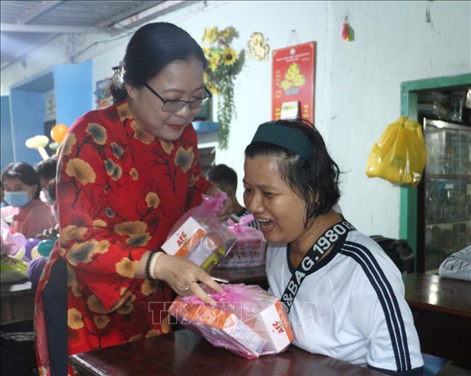 Phó Chủ tịch UBND tỉnh Vĩnh Long Nguyễn Thị Quyên Thanh tặng quà cho lớp học tình thương của cô Nguyễn Thị Huỳnh Nga (phường 8, thành phố Vĩnh Long). Ảnh: Lê Thúy Hằng - TTXVN