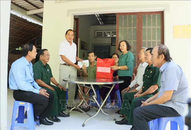 Hội Nạn nhân chất độc da cam/dioxin, người khuyết tật và bảo trợ xã hội tỉnh Vĩnh Long phối hợp với Hội doanh nhân cựu chiến binh trao quà tết cho người dân. Ảnh: Lê Thúy Hằng - TTXVN