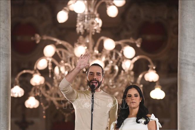 Tổng thống El Salvador đương nhiệm Nayib Bukele vẫy chào những người ủng hộ sau khi bỏ phiếu bầu cử Tổng thống ở San Salvador, ngày 4/2/2024. Ảnh: AFP/TTXVN