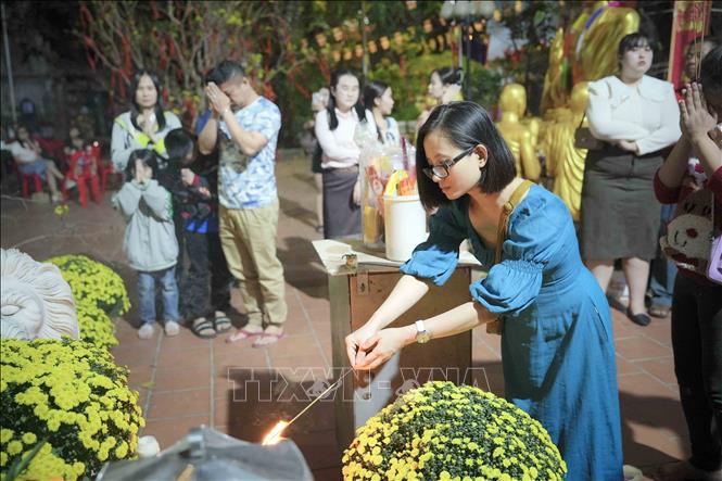Vietnamese people in Laos go to Phat Tich Pagoda in the Lao capital city of Vientiane on the first lunar days. VNA Photo: Đỗ Bá Thành