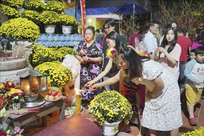Vietnamese people in Laos go to Phat Tich Pagoda in the Lao capital city of Vientiane on the first lunar days. VNA Photo: Đỗ Bá Thành