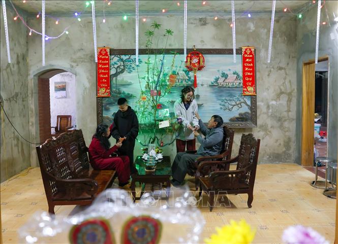 Giving away lucky money is a traditional Lunar New Year custom through which Vietnamese people exchange the best wishes with one another. VNA Photo: Thanh Tùng
