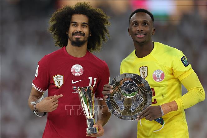 Tiền đạo Akram Afif (trái) và thủ thành Meshaal Barsham của Qatar được trao giải Vua phá lưới và Thủ môn xuất sắc nhất Asian Cup 2023. Ảnh: THX/TTXVN