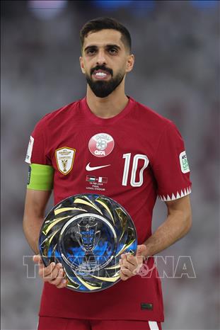 Danh hiệu cầu thủ fair-play được trao cho Hasan Al Haydos của Qatar tại Asian Cup 2023. Ảnh: THX/TTXVN