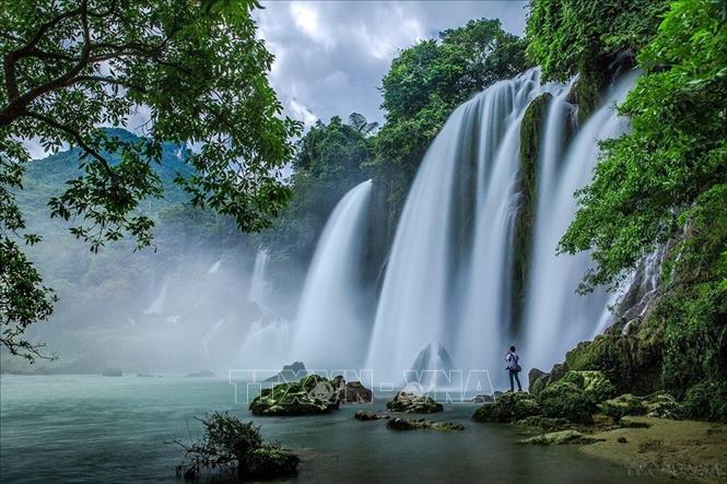 Nằm trong số các danh lam thắng cảnh đẹp Việt Nam, thác Bản Giốc (Cao Bằng) có làn nước xanh ngắt với từng tầng thác đổ xuống chân đầy ấn tượng. Ảnh: Trọng Đạt-TTXVN
