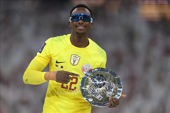 Danh hiệu thủ môn xuất sắc nhất Asian Cup 2023 được trao cho Meshaal Barsham của Qatar. Ảnh: THX/TTXVN