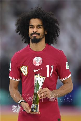 Tiền đạo Akram Afif của Qatar được trao danh hiệu Vua phá lưới và cầu thủ xuất sắc nhất Asian Cup 2023. Ảnh: THX/TTXVN