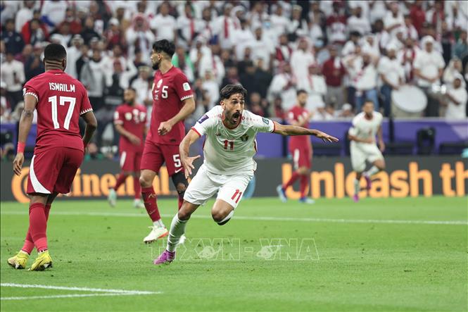 Tiền đạo Yazan Alnaimat của Jordan ghi bàn thắng thu hẹp khoảng cách với tuyển Qatar. Ảnh: THX/TTXVN
