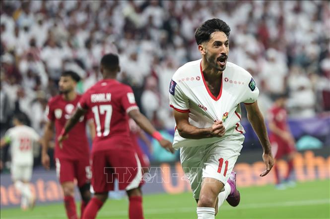 Tiền đạo Yazan Alnaimat của Jordan ghi bàn thắng thu hẹp khoảng cách với tuyển Qatar. Ảnh: THX/TTXVN