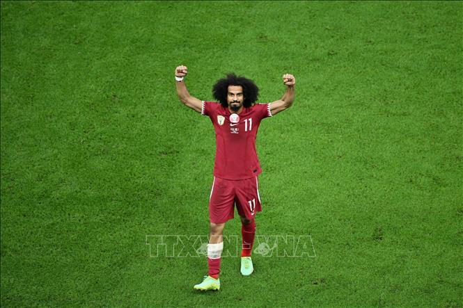 Tiền đạo Qatar Akram Afif ghi ba bàn thắng từ chấm phạt đền, giúp đội nhà giành chiến thắng trong trận chung kết Asian Cup 2023 trước tuyển Jordan. Ảnh: THX/TTXVN