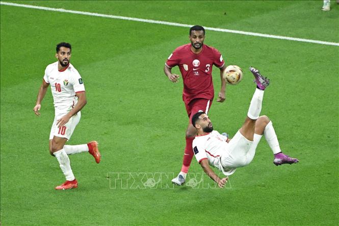Cú vole đẹp mắt của tiền đạo tuyển Jordan Ali Olwan (phải) trong trận đấu. Ảnh: THX/TTXVN