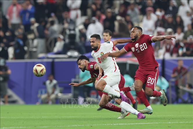 Pha tranh bóng giữa tiền đạo tuyển Jordan Ali Olwan (giữa) với tiền vệ Ahmed Fathy Abdoulla (phải) của Qatar trong trận đấu. Ảnh: THX/TTXVN