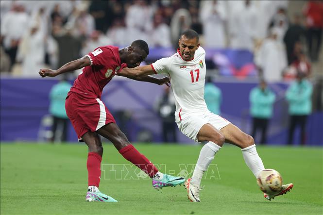 Tiền đạo Almoez Ali (trái) của Qatar sút bóng trước sự sự cản phá của cầu thủ Jordan trong trận đấu. Ảnh: THX/TTXVN