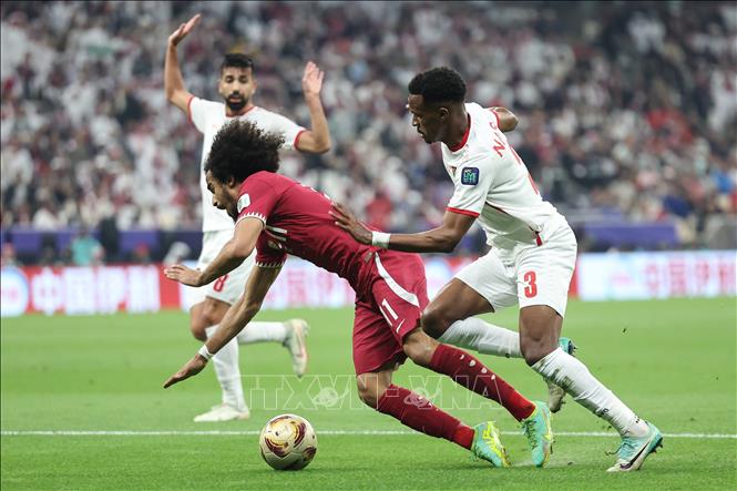 Pha phạm lỗi của hậu vệ Jordan Abdallah Nasib (phải) dẫn đến quả phạt penalty cho tiền đạo Qatar Almoez Ali (giữa) trong trận đấu. Ảnh: THX/TTXVN