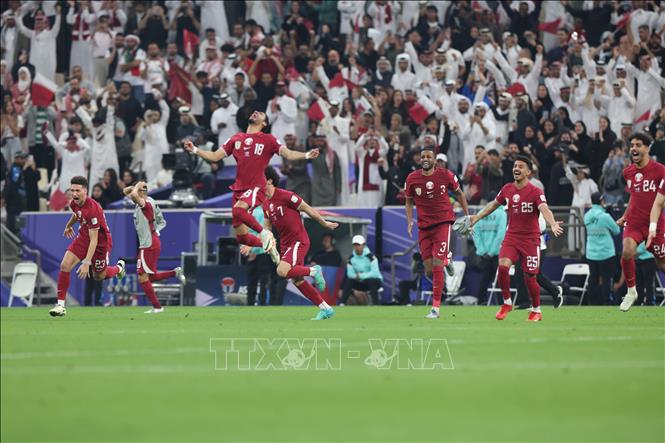 Các tuyển thủ Qatar mừng chiến thắng trước tuyển Jordan, bảo vệ thành công ngôi vô địch. Ảnh: THX/TTXVN