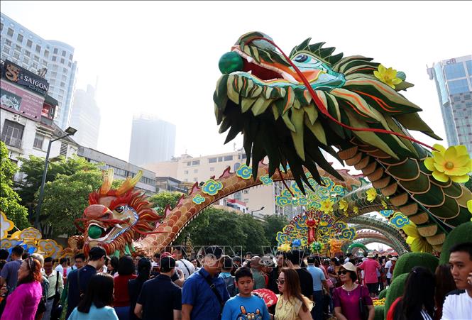 Cặp linh vật rồng ngậm ngọc ấn tượng khách tham quan ở cổng vào Đường hoa Nguyễn Huệ Tết Giáp Thìn 2024. Ảnh: Hồng Đạt - TTXVN
