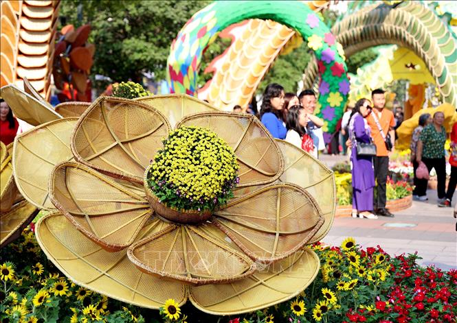 Tiểu cảnh hoa mai thường không thể thiếu ở Đường hoa Nguyễn Huệ.
Ảnh: Hồng Đạt - TTXVN
