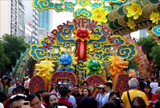 Rất đông người dân Thành phố Hồ Chí Minh du xuân Đường hoa Nguyễn Huệ Tết Giáp Thìn 2024 trong dịp đầu năm mới.
Ảnh: Hồng Đạt - TTXVN
